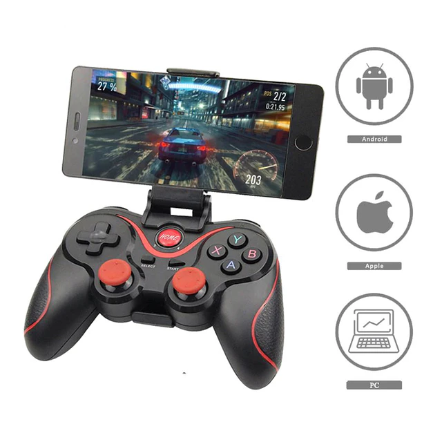 C8S gamecontroller met telefoonhouder in gebruik