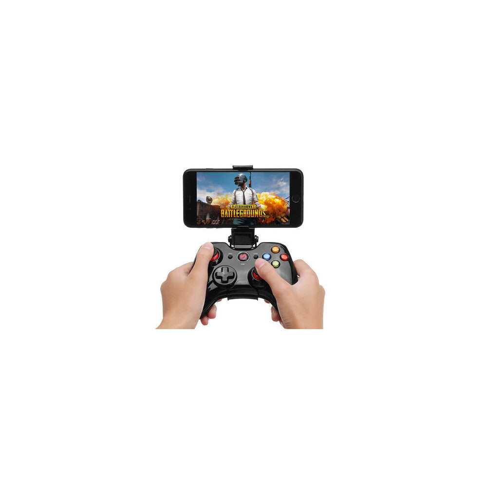 Newgame M200 zwarte gamecontroller met telefoonhouder in gebruik