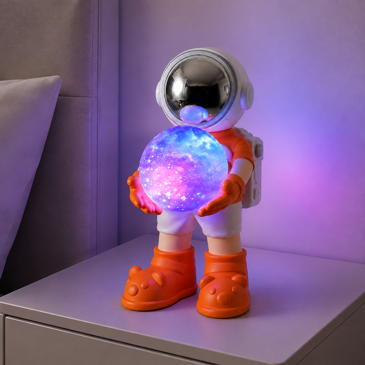 Oranje astronaut speaker als sfeervolle nachtlamp op een nachtkastje