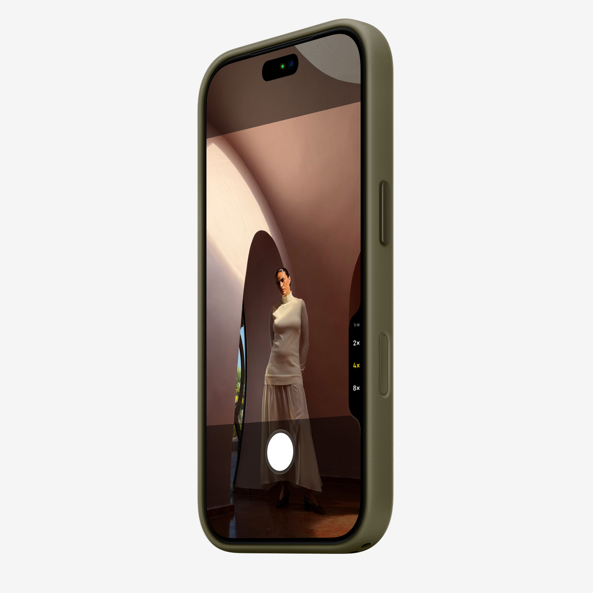 Merkloos geweven hoesje voor iPhone 18 Pro in Olijfgroen, schuin vooraanzicht, zonder logo, achtergrond #F5F5F5