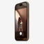 Merkloos geweven hoesje voor iPhone 18 Pro in Taupe, schuin vooraanzicht, zonder logo, achtergrond #F5F5F5