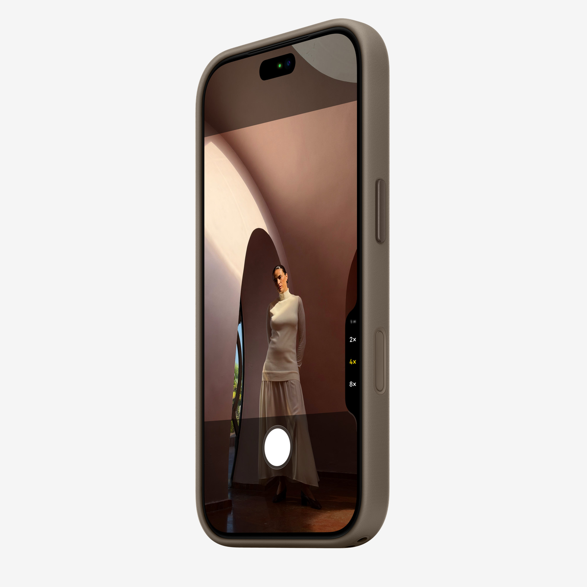Merkloos geweven hoesje voor iPhone 18 Pro in Taupe, schuin vooraanzicht, zonder logo, achtergrond #F5F5F5