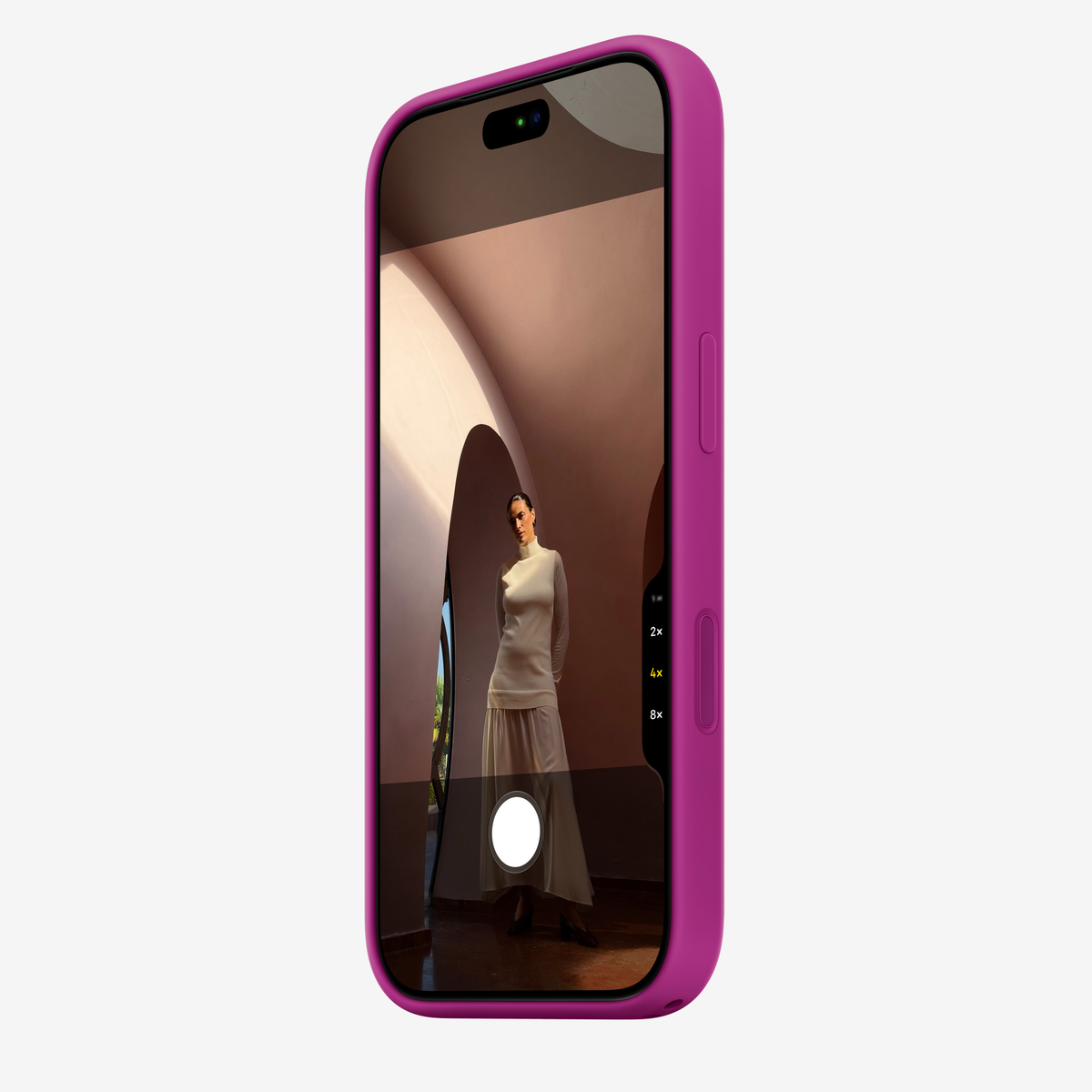 Siliconenhoesje voor iPhone 18 in Magenta, schuin vooraanzicht, zonder logo op lichtgrijze achtergrond