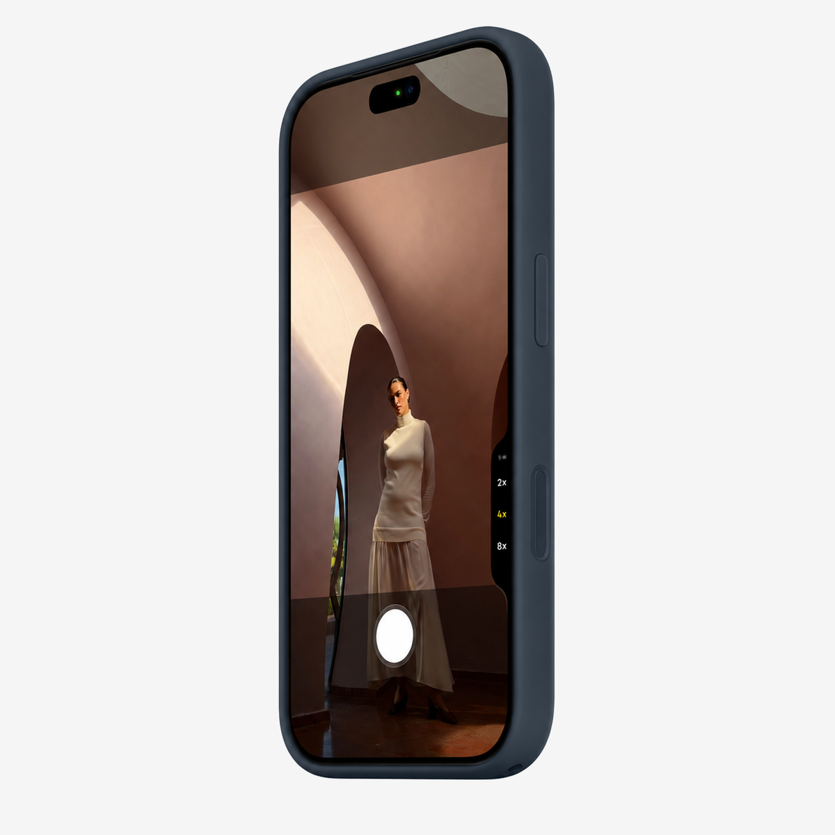 Siliconenhoesje voor iPhone 18 in Navy Blue, schuin vooraanzicht, zonder logo op lichtgrijze achtergrond