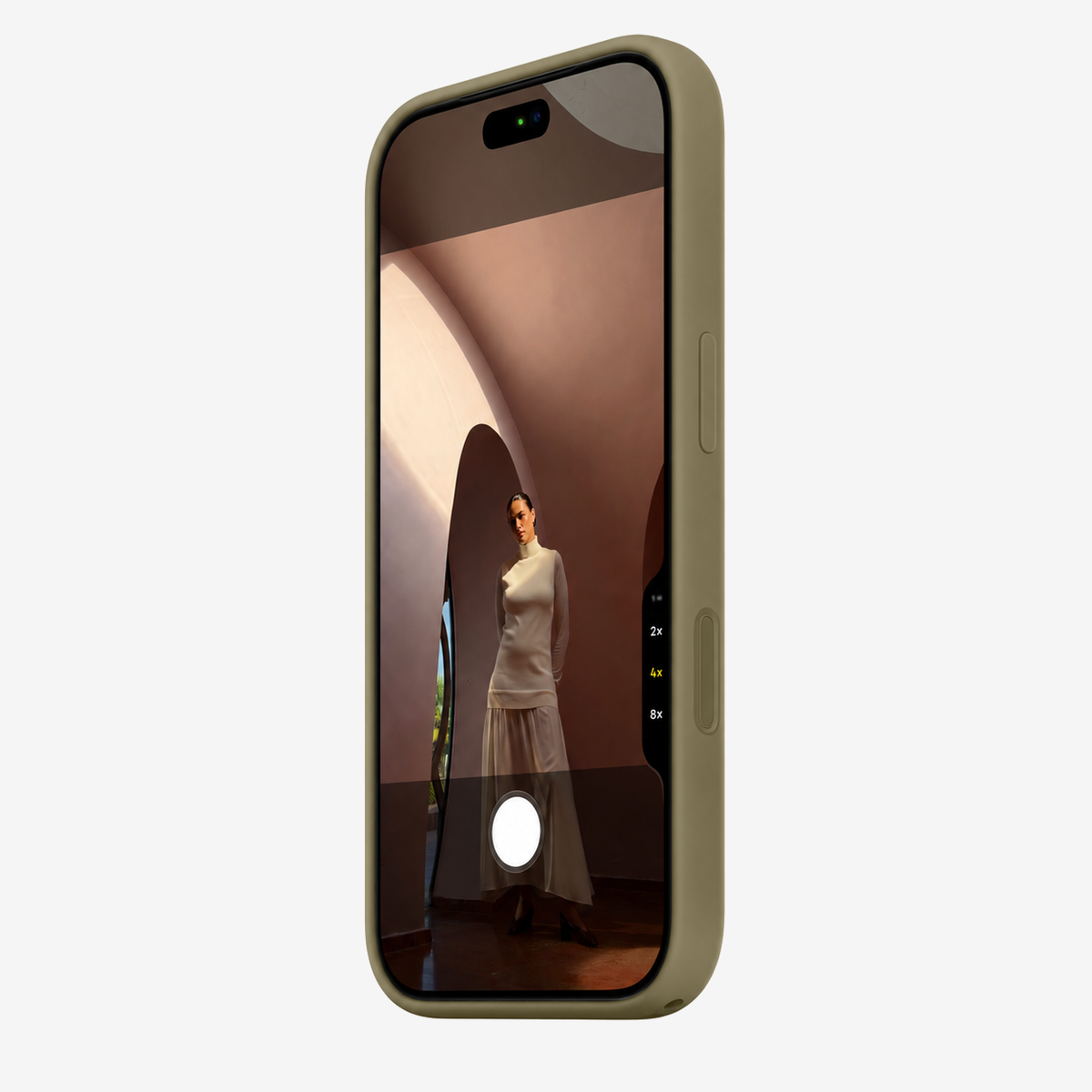 Siliconenhoesje voor iPhone 18 in Olive, schuin vooraanzicht, zonder logo op lichtgrijze achtergrond