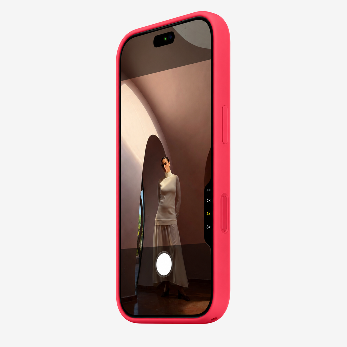 Siliconenhoesje voor iPhone 18 Pro Max in Bright Guava, schuin vooraanzicht, zonder logo op lichtgrijze achtergrond