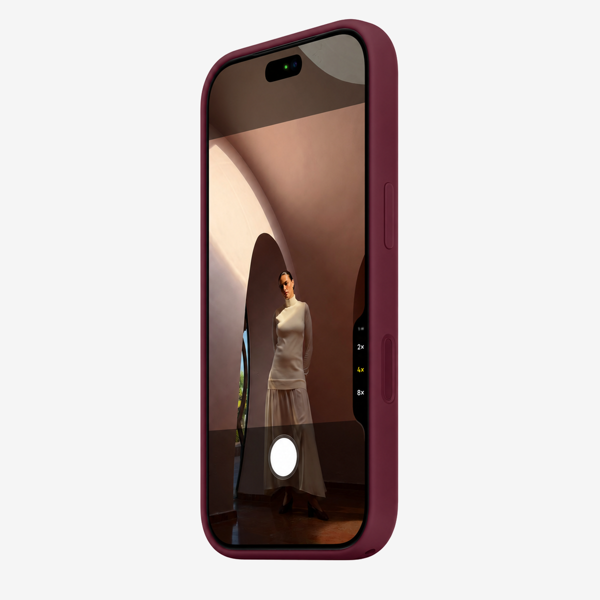 Siliconenhoesje voor iPhone 18 Pro Max in Burgundy, schuin vooraanzicht, zonder logo op lichtgrijze achtergrond
