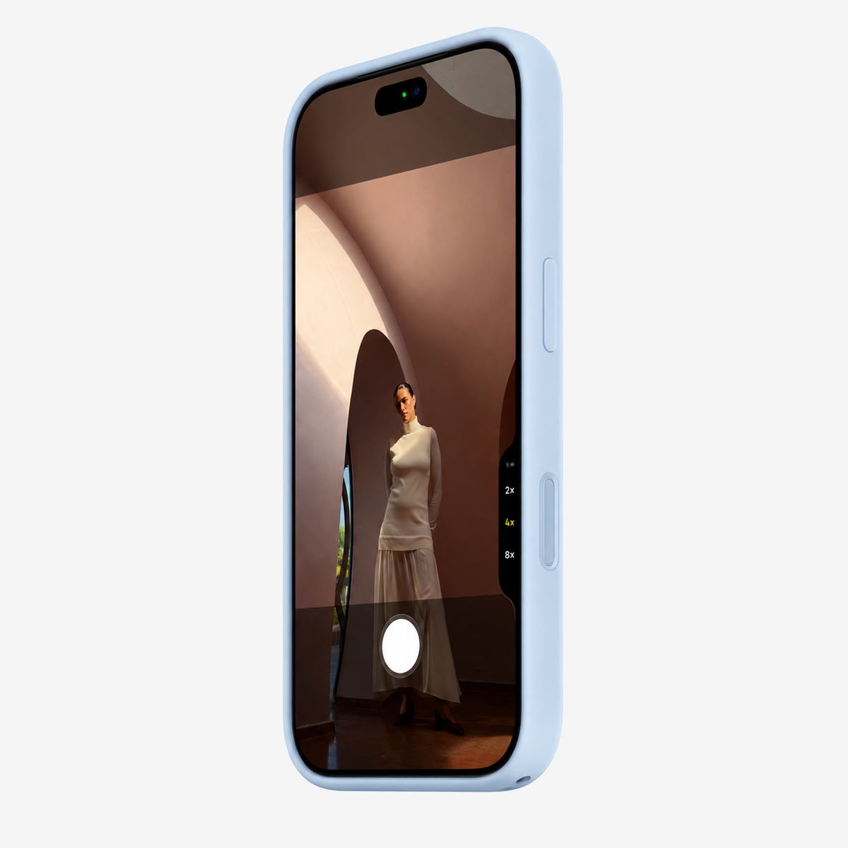 Siliconenhoesje voor iPhone 18 Pro Max in Crisp Blue, schuin vooraanzicht, zonder logo op lichtgrijze achtergrond
