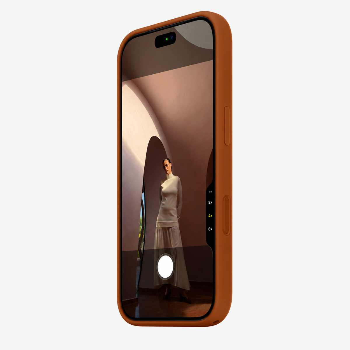 Siliconenhoesje voor iPhone 18 Pro in Terracotta, schuin vooraanzicht, zonder logo op lichtgrijze achtergrond