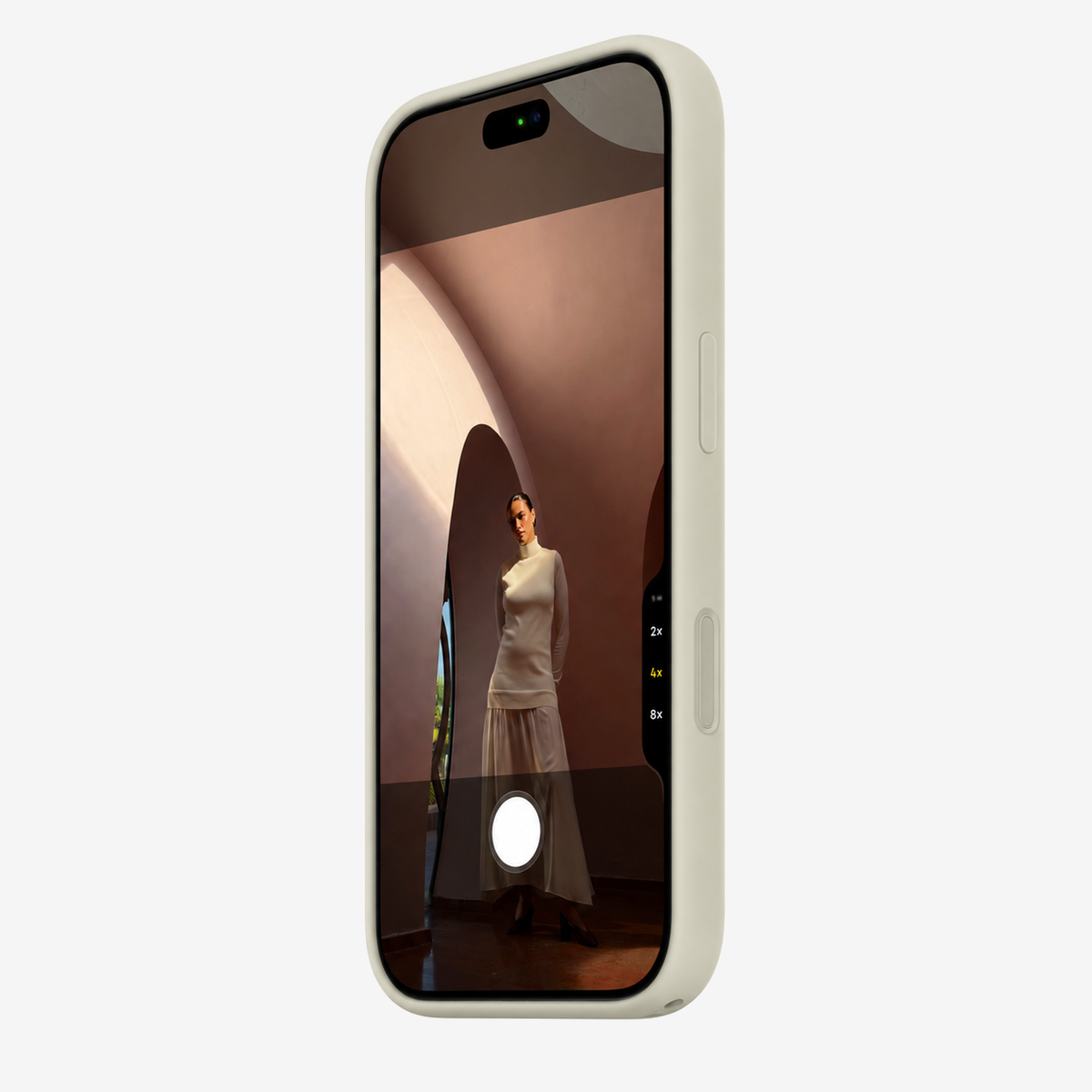 Siliconenhoesje voor iPhone 18 in Vanilla, schuin vooraanzicht, zonder logo op lichtgrijze achtergrond