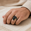 Zikr Flex Lite smart tasbih ring tijdens dhikr op een gebedskleed
