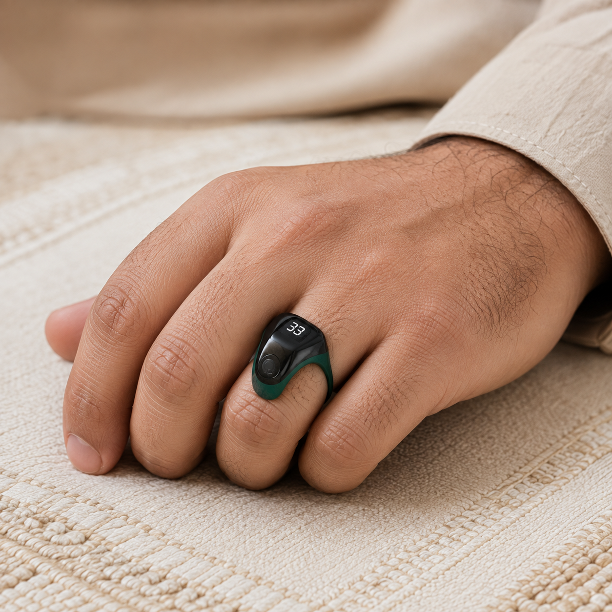 Zikr Flex Lite smart tasbih ring tijdens dhikr op een gebedskleed