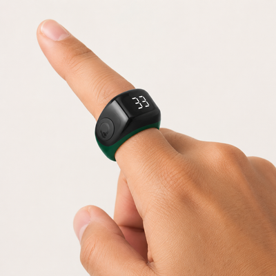 Groene Zikr Flex Lite smart tasbih ring gedragen om een vinger